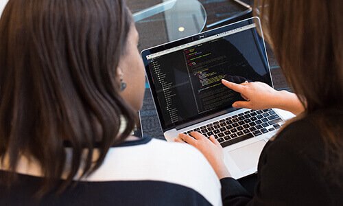 在企業(yè)網(wǎng)站開發(fā)中，編程語言的選擇直接決定網(wǎng)站的性能、穩(wěn)定性、擴展性與開發(fā)效率。目前市場上主流的企業(yè)網(wǎng)站開發(fā)語言各具優(yōu)勢，適配不同的項目需求與技術(shù)場景，其中PHP、ASP.NET、JSP及ColdFusion是應(yīng)用最廣泛的幾種